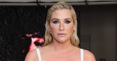 kesha nip slip|Kesha strips off and poses NUDE as she enjoys a skinny dip in a。